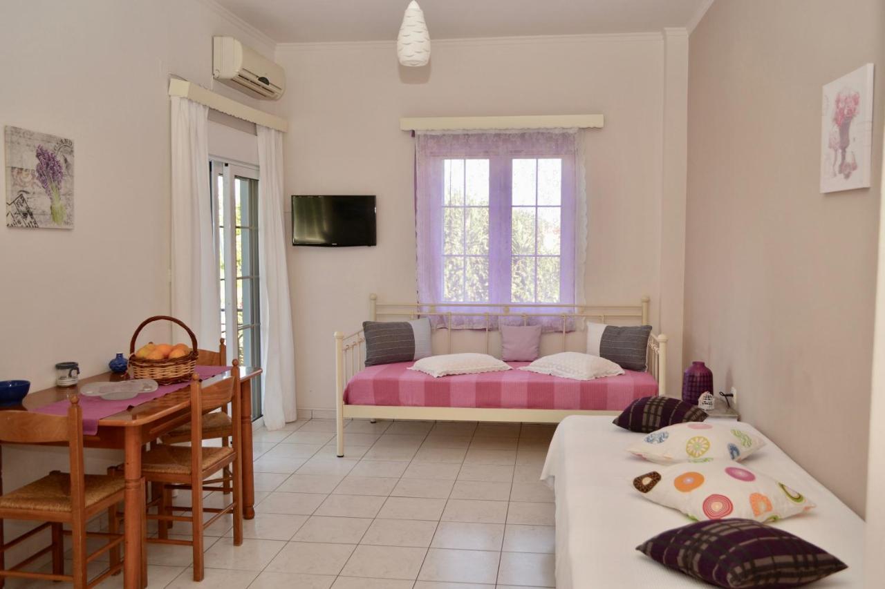 Troumpas Family Rooms & Apartments Leonidio Luaran gambar